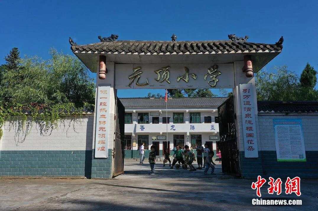 的元顶小学是一个远近闻名的"留守儿童之家",在学校里有一对名叫陈果