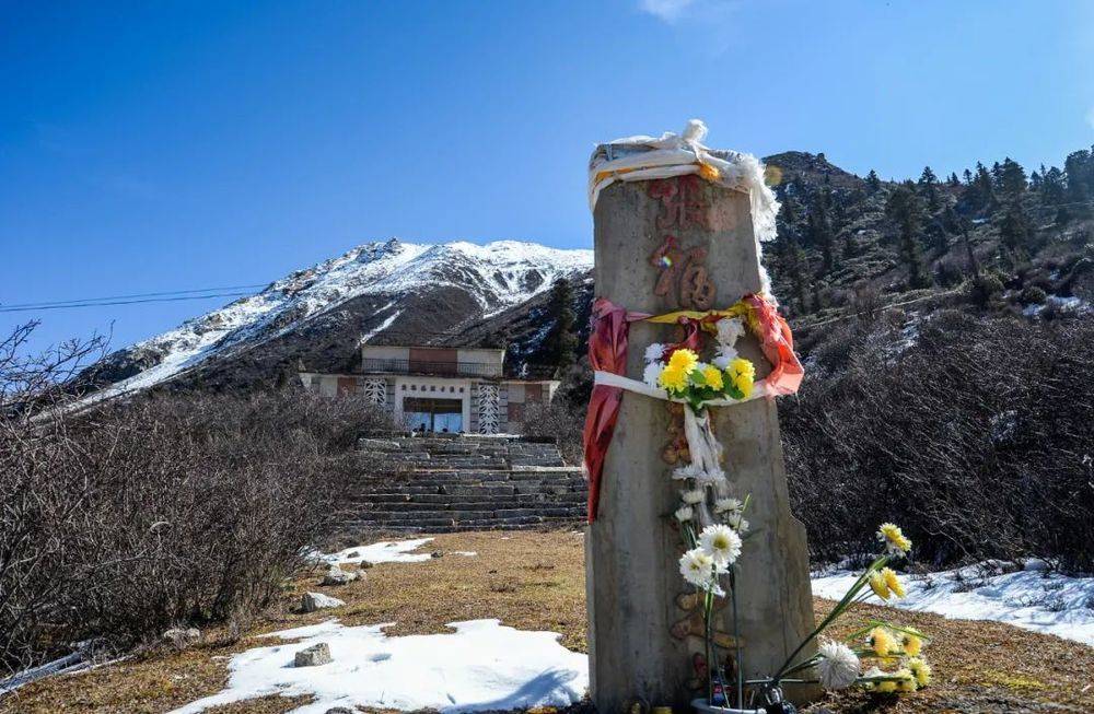 在四川德格县雀儿山下拍摄的张福林烈士陵园.
