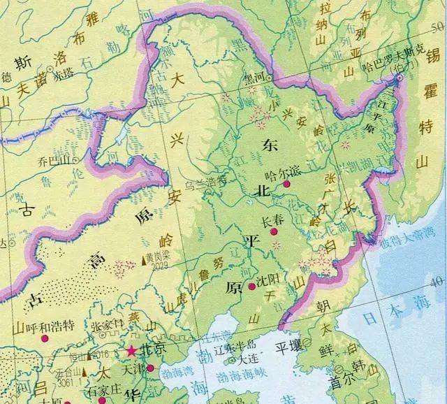 地形有利于水汽的聚集地形像一个"喇叭口"东侧有长白山脉把持西侧北侧