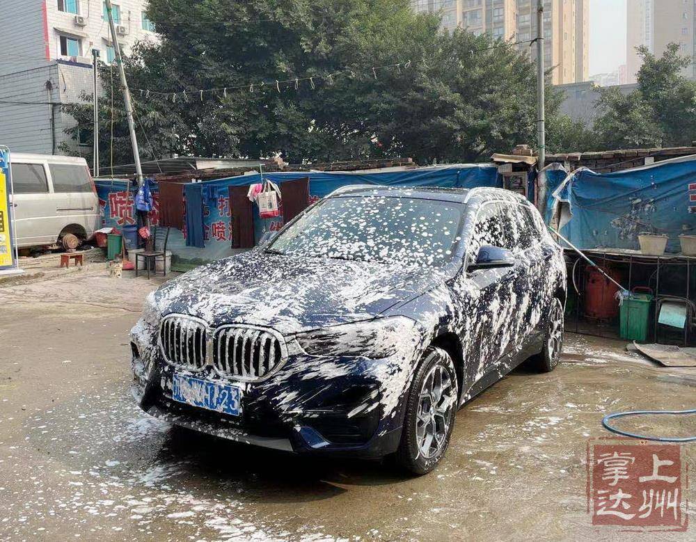 "2月1日上午,记者来到达城西外某露天洗车场了解情况,2辆车正在进行