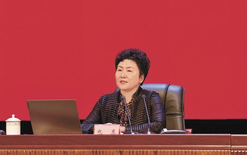 市委中心组学习扩大会暨政策形势党课举行