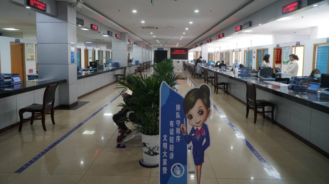 行政审批局服务大厅走进位于珠市街的区行政审批局服务大楼,记者就被