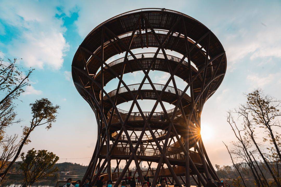 莲花湖生态湿地公园处在凤凰山脚下,因湖底石上夜开莲花且湖岸线酷似