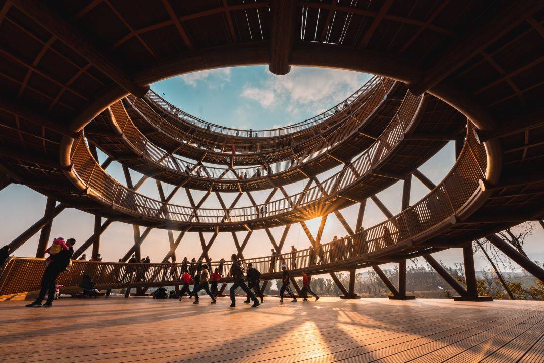 观鸟塔全景莲花湖生态湿地公园处在凤凰山脚下,因湖底石上夜开莲花且