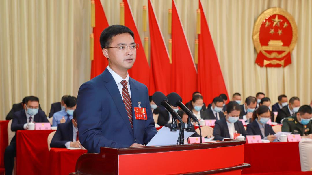 覃永利作政府工作报告在热烈的掌声中,覃永利代表区十一届人民政府