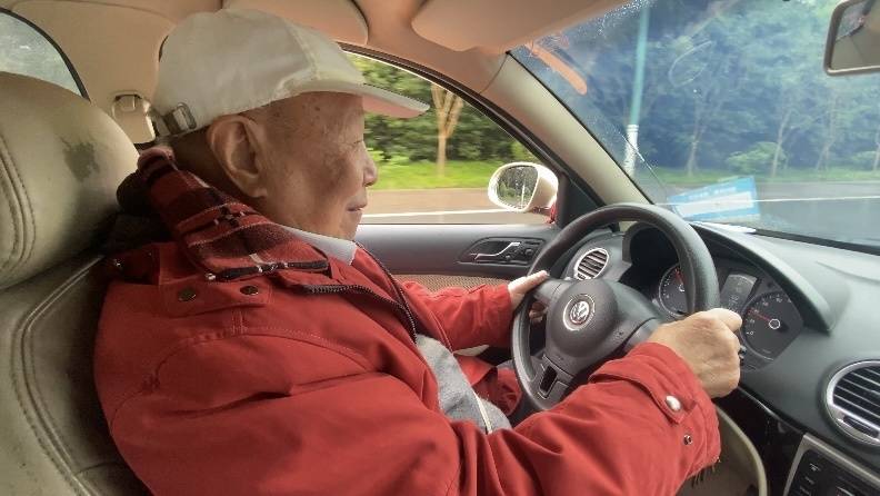 视频丨跟广安90岁的最老新手司机去兜风是种怎样的体验