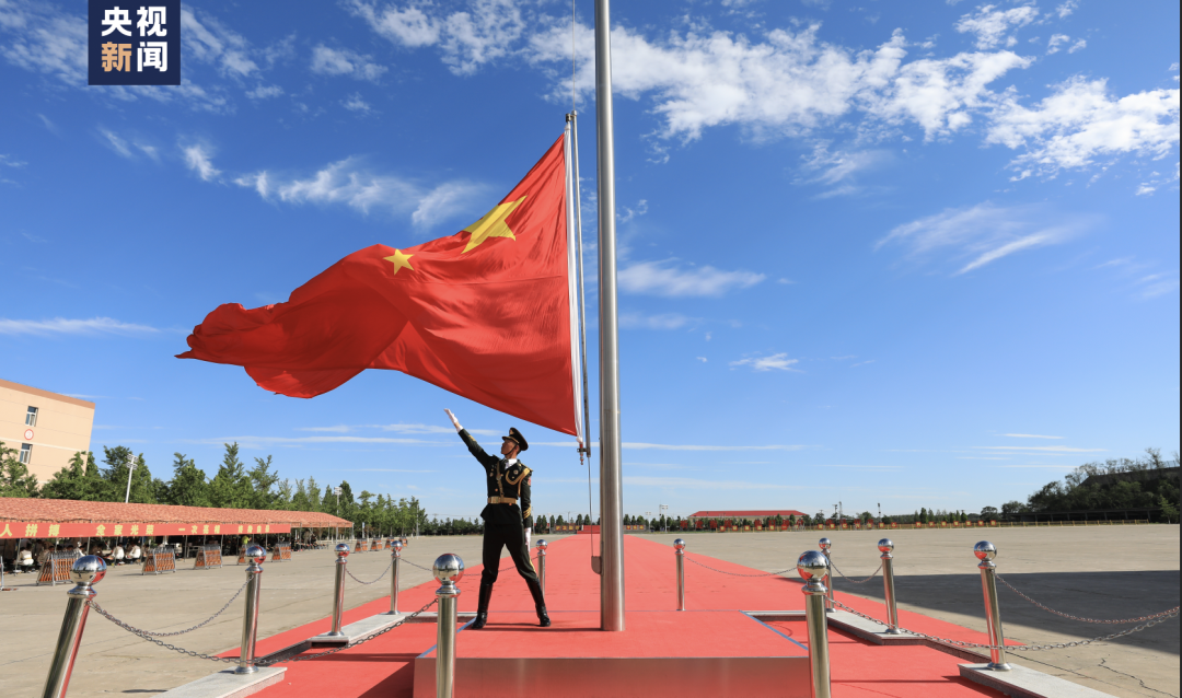 擎旗训练也至关重要旗杆和旗加起来重约30斤为确保行进过程中不出现