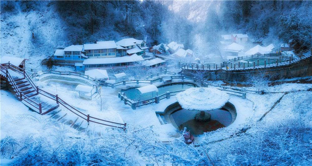 四川省海螺沟冰川温泉旅游季启动