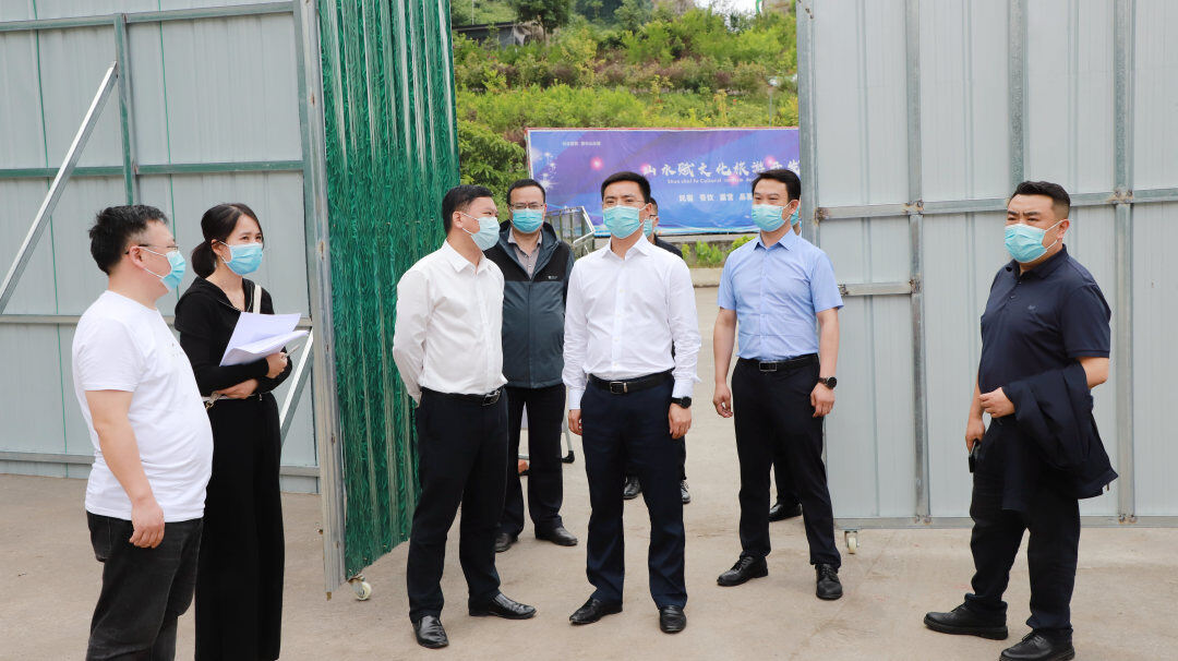 5月19日,区委副书记,区长覃永利调研通川区集中隔离点选址工作