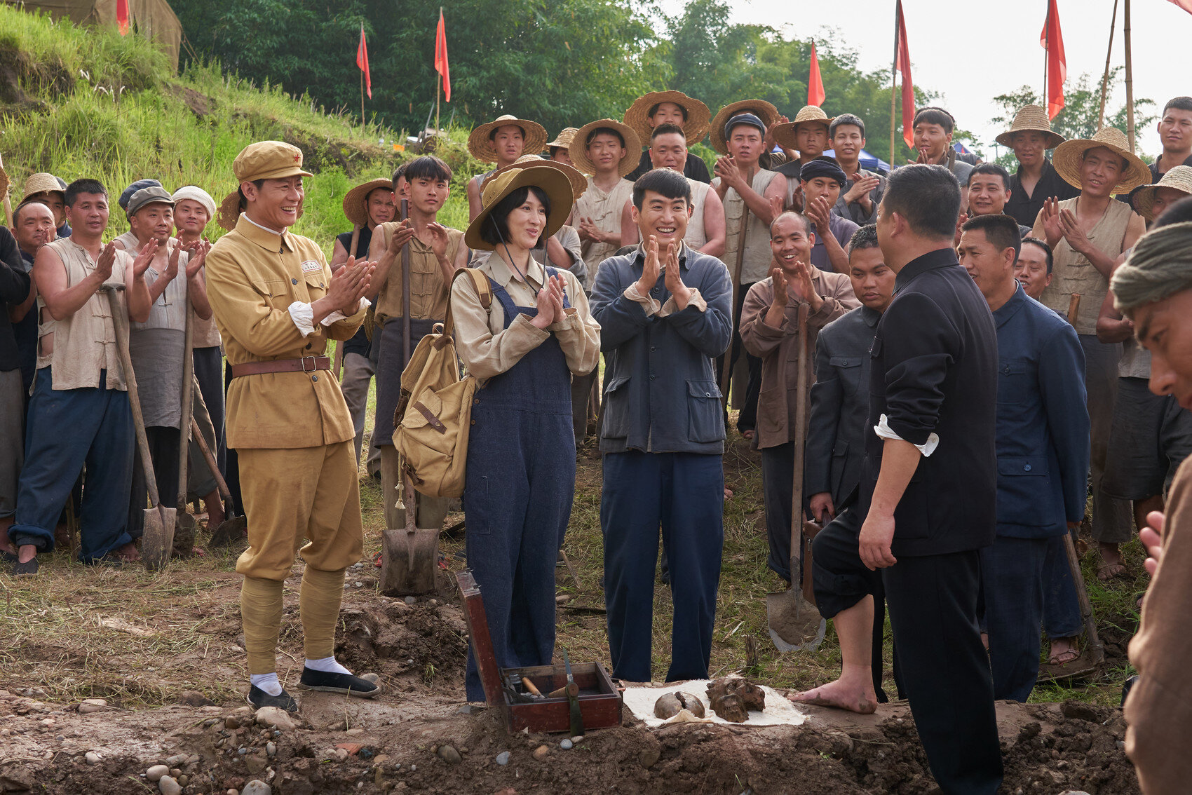 今年上半年,同样在四川拍摄的还有大型电视连续剧《一路向前》.