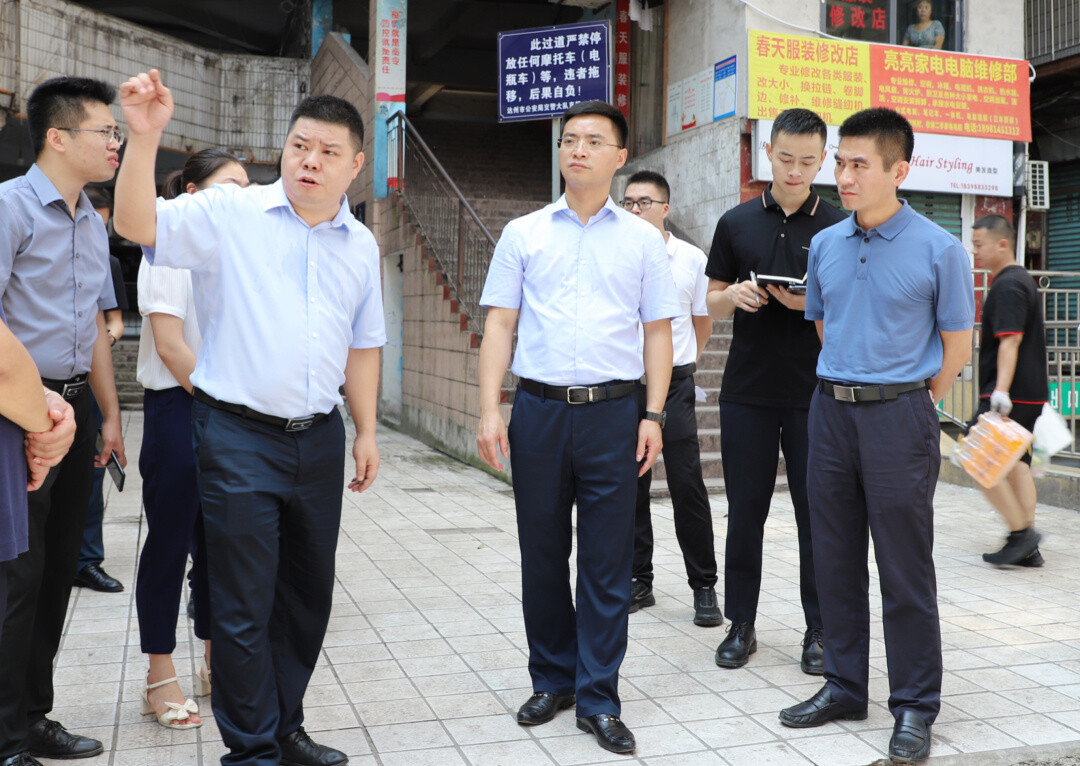 8月5日,区委副书记,区长覃永利督导城区创文点位达标工作.