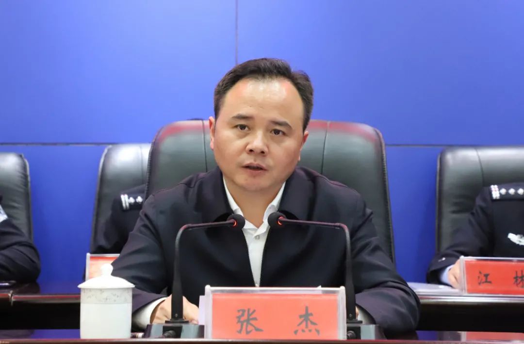 委常委,常务副区长牟军参加会议,区委常委,政法委书记梁经明主持会议