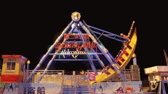 "海盗船"因为其外形仿古代海盗船而得名.