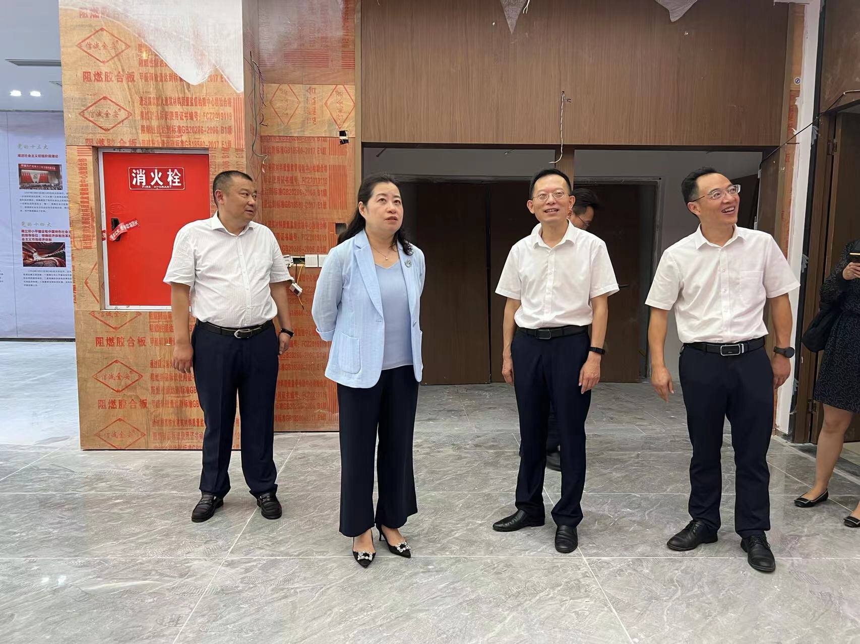 王蔚荩一行实地察看了好一新集团党工活动阵地,她